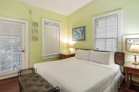 Curry House - Pool, King Bed & Balcony! Room 7 キーウェスト エクステリア 写真